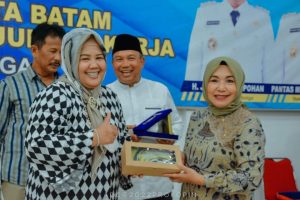 Marlin Bertukar Cenderamata dengan Ketua TP PKK Sibolga