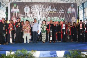 Lantik Pawargo Batam, HM. Rudi Disarungkan Baju dan Blangkon Khas Ponorogo