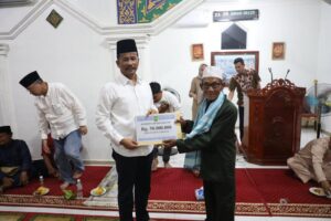 Muhammad Rudi Serahkan Bantuan Sosial Pembangunan Masjid di Kecamatan Bulang, Pengembangan Hinterland jadi Perhatian Serius