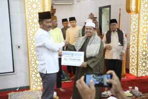 Muhammad Rudi Serahkan Rp 250 juta, Bantuan Pembangunan Masjid di Bengkong Kota Batam