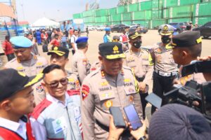 Kapolda Kepri Irjen Pol Tabana Bangun Tinjau Arus Mudik di Pelabuhan Batu Ampar Kota Batam