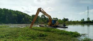 Demi Ketersediaan Air, BP Batam Bersihan Eceng Gondok di Tiga Waduk