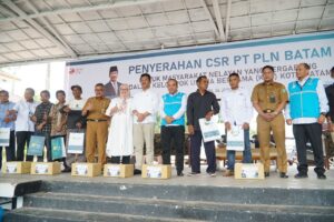 PLN Batam Serahkan Bantuan Paket Sembako untuk Nelayan Tradisional Kota Batam