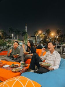 Yuk Nongkrong di Angkringan Teras HARRIS, Nikmati Hiburan Film Lawas, Live Music Hingga Karaoke
