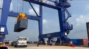 Sejak Pengoperasian STS Crane, Kegiatan Bongkar Muat di Terminal Umum Batu Ampar Semakin Efektif