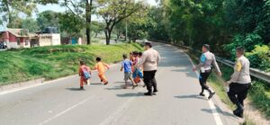Polisi Bengkong Kompak Bantu Anak – Anak Nyebrang di Jalan Raya
