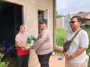 Polsek Bengkong Salurkan Bantuan Kepada Masayarakat Kurang Mampu