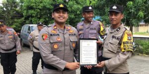 Wujud Apresiasi, Kapolsek Bengkong Berikan Penghargaan ke Anggota Bhabinkamtibmas dan Staf Urmin Reskrim