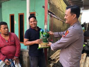 Jumat Berkah, Polsek Bengkong Secara Rutin Bagikan Paket Sembako