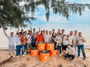 HUT ke-12, Harris Hotel Batam Center Lakukan Kegiatan Sosial CSR Membersihkan Pantai Nongsa