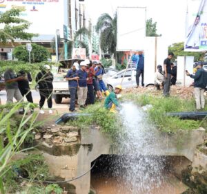 Jaga Kualitas Air, BP Batam dan PT ABHi Lakukan Flushing Jaringan Pipa Air