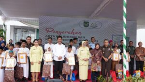 Muhammad Rudi Dampingi Menteri Sosial RI Serahkan Dokumen Kependudukan Bagi Anak Naungan LKSA se-Kota Batam