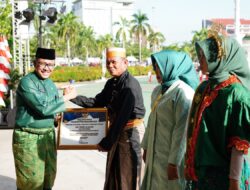 Hardiknas Tahun 2024, Jefridin Serahkan Piagam Kepada Sekolah, Guru dan Siswa Berprestasi