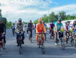 Berbaju Melayu, Jefridin Gowes Bersama Komunitas di Opus Bay Marina