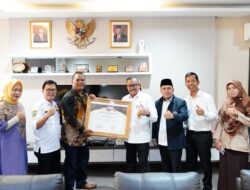 Terima Anugerah Anggota Kehormatan Dari Himpunan Keluarga Kerinci Kota Batam, Jefridin Ajak Mendukung Pembangunan Batam