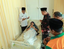 Jenguk Mama Bornas di RSBP, Jefridin Berikan Bantuan Berobat