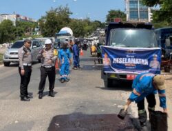 Satlantas Polresta Barelang Gelar Kegiatan Penambalan Jalan Berlubang di Batam