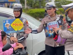Satlantas Polresta Barelang Bagikan Helm, Sayuran, dan Goodie Bag Sambil Edukasi Keselamatan Lalu Lintas