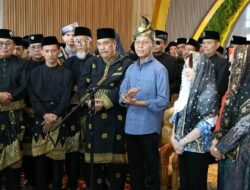 Tabur Beras Kunyit hingga Pemasangan Tudong Manto Warnai Penyambutan Amsakar dan Li Claudia