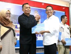 Apresiasi Peran RT dan RW, Wali Kota Batam Amsakar Serahkan Insentif