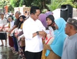 Wali Kota Batam Amsakar serahkan 2.200 sembako gratis dari Utama Group Batam