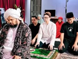 Dr Richard Lee Resmi Memeluk Islam dan Langsung Shalat