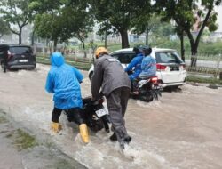 Satbrimob Polda Kepri Tangani Bencana Banjir dan Pohon Tumbang di Batam, Bintan dan Karimun