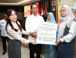 Amsakar – Li Claudia Serahkan Bantuan untuk Korban Bencana Alam