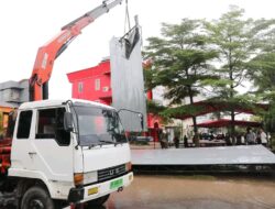 Sekda Jefridin Awasi Pembongkaran Dua Reklame Milik PT Cendana di Simpang Graha Kadin Batam