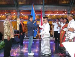 Amsakar Achmad Lantik Pengurus Ikatan Keluarga Uyelewun Batam