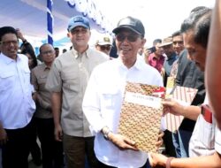 Wali Kota Batam Dampingi Menteri Transmigrasi Serahkan Sertifikat Hak Milik bagi Warga Tanjung Banun