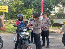 Semarak HUT RI Ke-80, Polsek Batam Kota Bagikan Bendera Merah Putih untuk Tumbuhkan Nasionalisme
