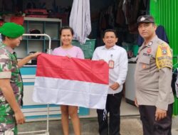 Bangkitkan Semangat Nasionalisme, Polsek Bengkong Distribusikan Bendera ke Warga