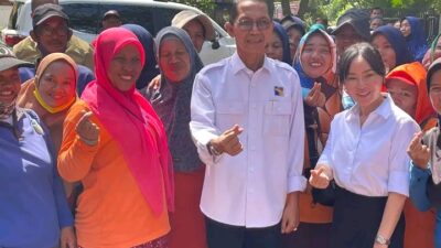 Amsakar – Li Cloudia Apresiasi Petugas Kebersihan di Batam, Salurkan 1.500 Paket Bantuan Sembako