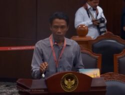 NEWS VIDEO: Sambil Menangis, Warga Rempang Sampaikan Gugatan ke MK Terkait PSN Rempang Eco City