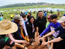 Jaga Kualitas Air, BP Batam bersama Masyarakat Gotong Royong Bersihkan Waduk
