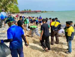 Kolaborasi Jurnalis, Pemerintah, dan Dunia Usaha Bersihkan Pantai Lagorap Nongsa Batam