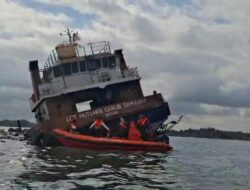 NEWS VIDEO: Laut Batam Tercemar Limbah Akibat Kapal LCT Mutiara Galrib Samudera Angkut Limbah  Kandas