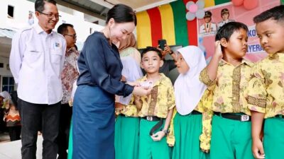 Serahkan KIA di SDN 006, Amsakar-Li Claudia Pastikan Anak Batam Terdata dan Terlindungi