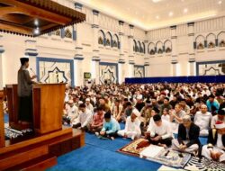 Wali Kota Batam Amsakar Achmad Tarawih Perdana di Masjid Agung Raja Hamidah
