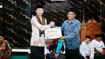 Safari Ramadan di Batuaji, Amsakar Serahkan Bantuan Rp115 Juta untuk Pembangunan Masjid