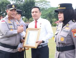 Kapolda Kepri Asep Safrudin Beri Penghargaan kepada 7 Personel Berprestasi, Ungkap Mafia Tanah hingga Korupsi Pelabuhan Batu Ampar