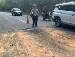 Unit Kamsel Satlantas Polresta Barelang Survey Jalan Berlubang di Gajah Mada, Antisipasi Kecelakaan