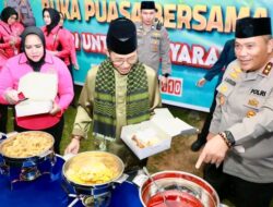 Momen Wali Kota Batam dan Kapolda Kepri Ikut Menyajikan Santapan Berbuka untuk Warga Sembulang