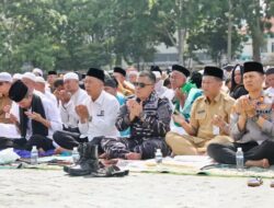 Di Bawah Terik Matahari, Warga Batam Bersimpuh Memohon Hujan