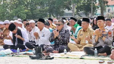 Di Bawah Terik Matahari, Warga Batam Bersimpuh Memohon Hujan