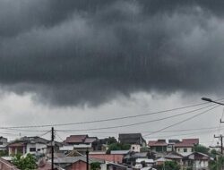 Hujan Ringan Turun di Sagulung, Langit Masih Mendung Pekat