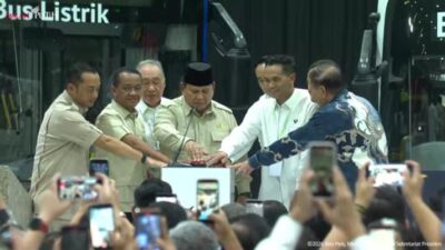 Presiden Prabowo Apresiasi Kendaraan Listrik, Resmikan Pabrik Bus dan Truk di Jateng