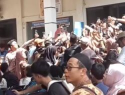 NEWS VIDEO: Viral! Warga Batam Berdesakan Urus KTP di Disdukcapil Batam, Sistem Antrean QR Jadi Perbincangan