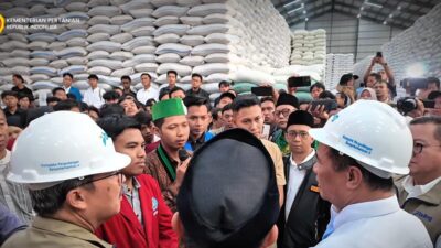 Mentan Amran Ajak Mahasiswa Tinjau Gudang Bulog, Pastikan Stok Beras Nasional Aman Mendekati 5 juta Ton